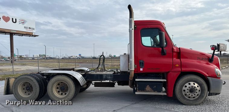 image for item DW5071 2017 Freightliner Cascadia semi truck