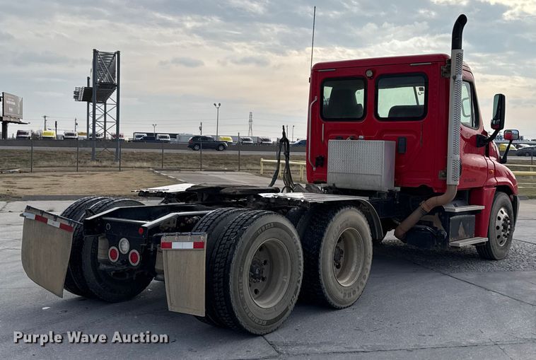 image for item DW5071 2017 Freightliner Cascadia semi truck