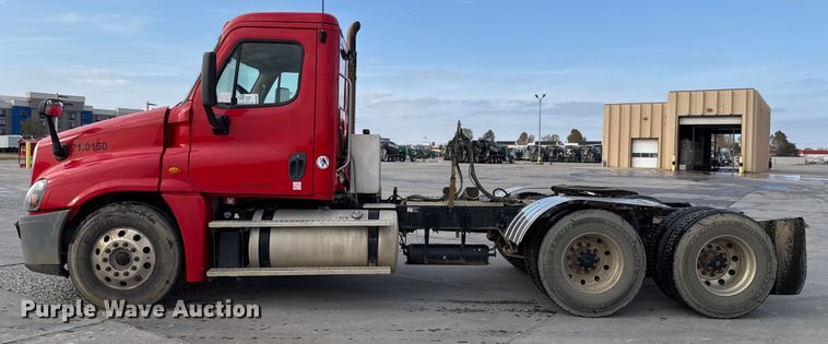 image for item DW5071 2017 Freightliner Cascadia semi truck