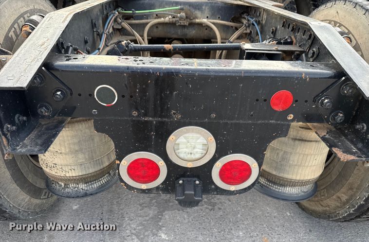 image for item DW5071 2017 Freightliner Cascadia semi truck