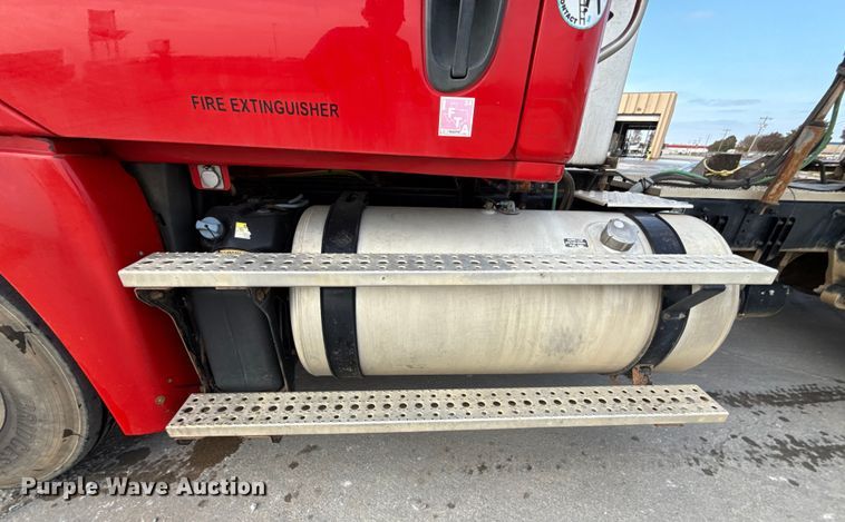 image for item DW5071 2017 Freightliner Cascadia semi truck