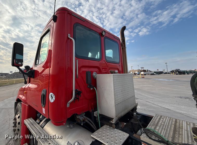 image for item DW5071 2017 Freightliner Cascadia semi truck