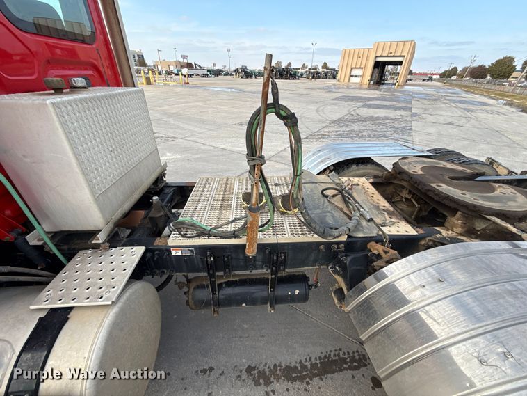 image for item DW5071 2017 Freightliner Cascadia semi truck