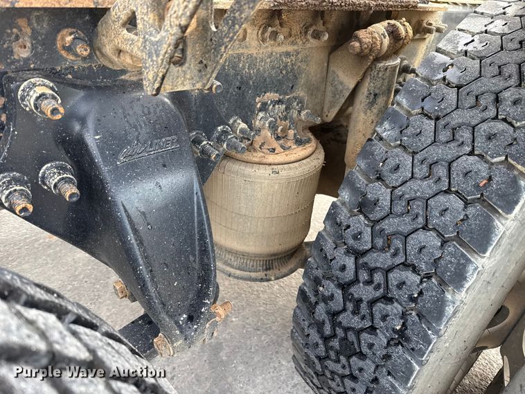 image for item DW5071 2017 Freightliner Cascadia semi truck