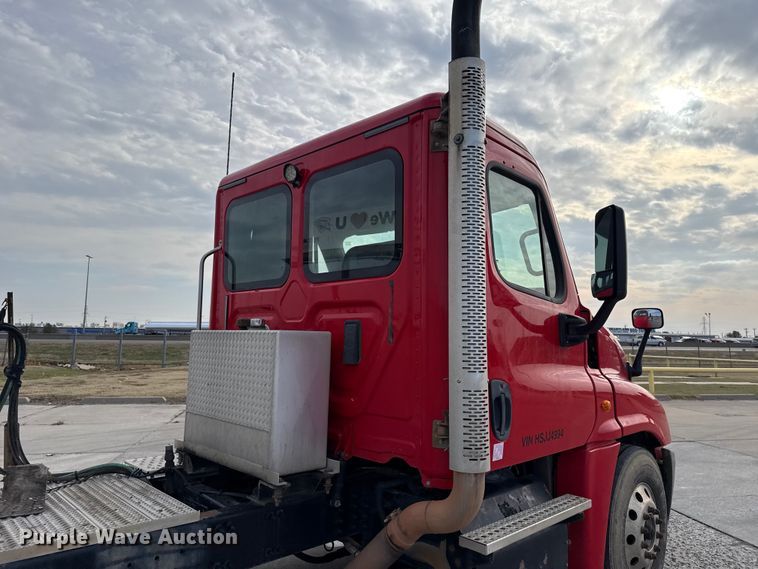 image for item DW5071 2017 Freightliner Cascadia semi truck