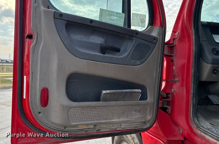 image for item DW5071 2017 Freightliner Cascadia semi truck