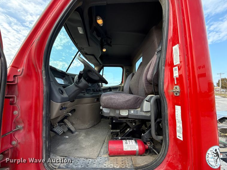 image for item DW5071 2017 Freightliner Cascadia semi truck