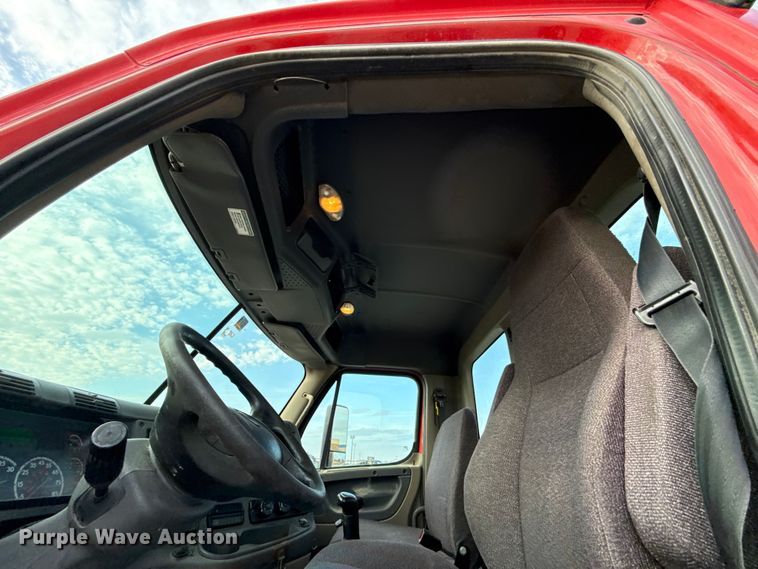 image for item DW5071 2017 Freightliner Cascadia semi truck