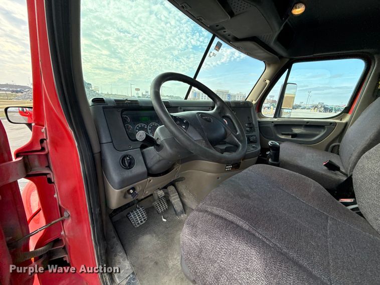 image for item DW5071 2017 Freightliner Cascadia semi truck