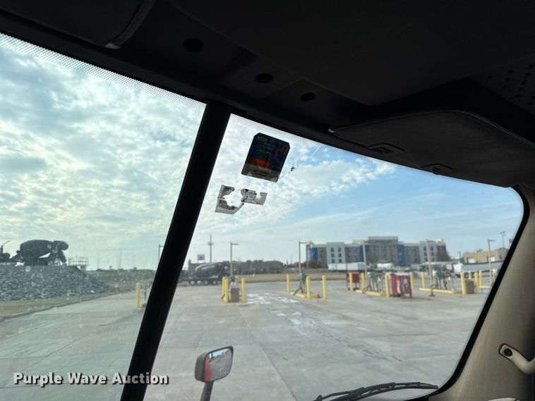 image for item DW5071 2017 Freightliner Cascadia semi truck