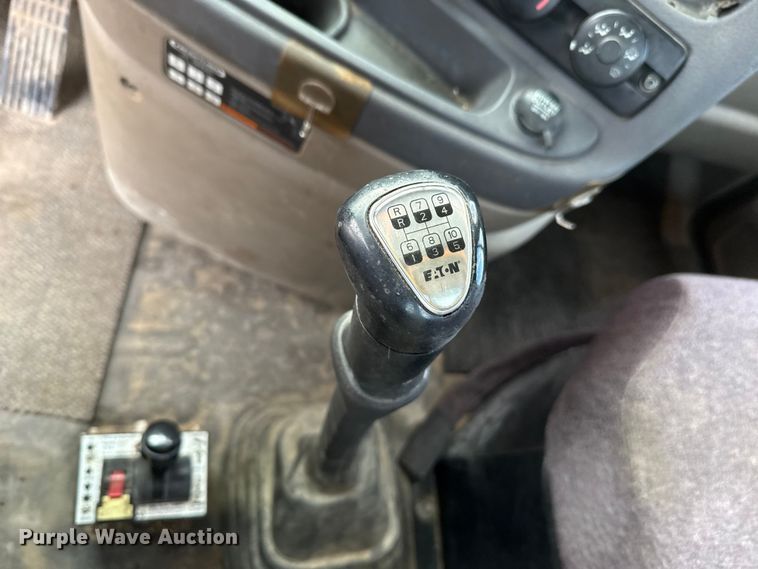 image for item DW5071 2017 Freightliner Cascadia semi truck