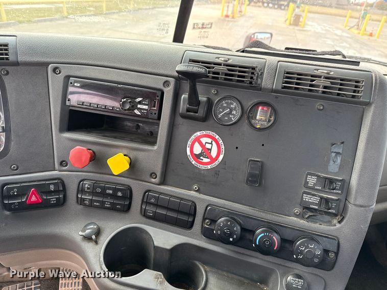 image for item DW5071 2017 Freightliner Cascadia semi truck