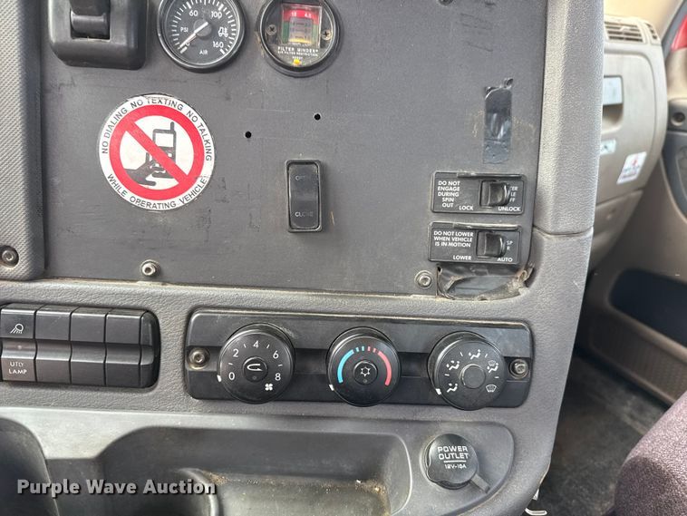 image for item DW5071 2017 Freightliner Cascadia semi truck