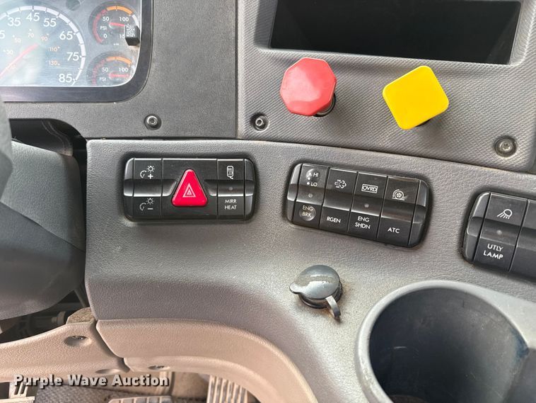 image for item DW5071 2017 Freightliner Cascadia semi truck