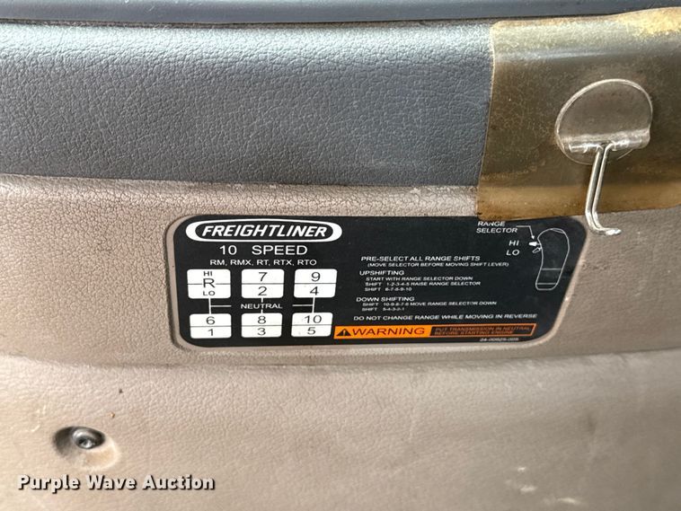 image for item DW5071 2017 Freightliner Cascadia semi truck