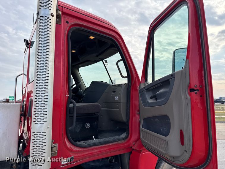 image for item DW5071 2017 Freightliner Cascadia semi truck