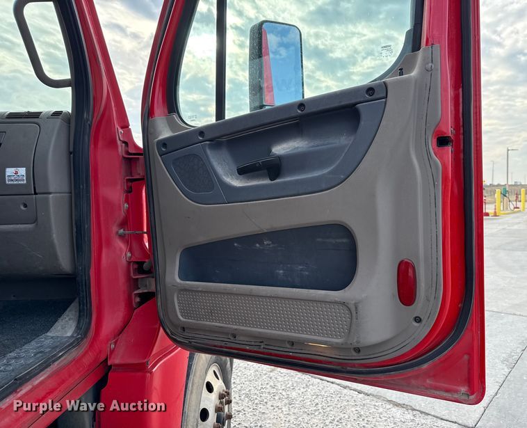 image for item DW5071 2017 Freightliner Cascadia semi truck