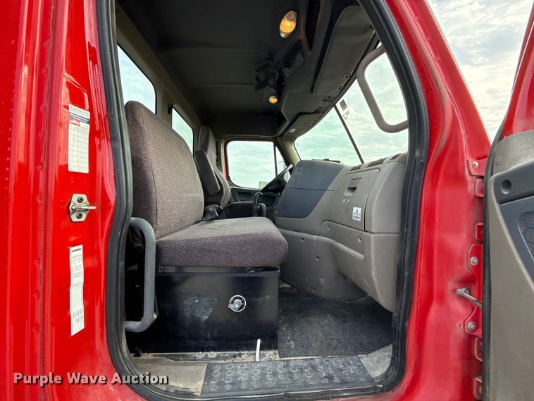 image for item DW5071 2017 Freightliner Cascadia semi truck