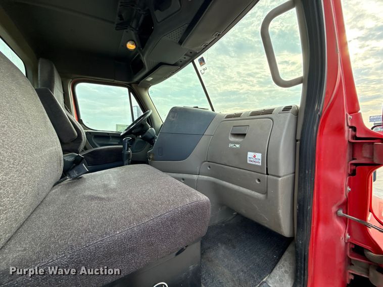 image for item DW5071 2017 Freightliner Cascadia semi truck