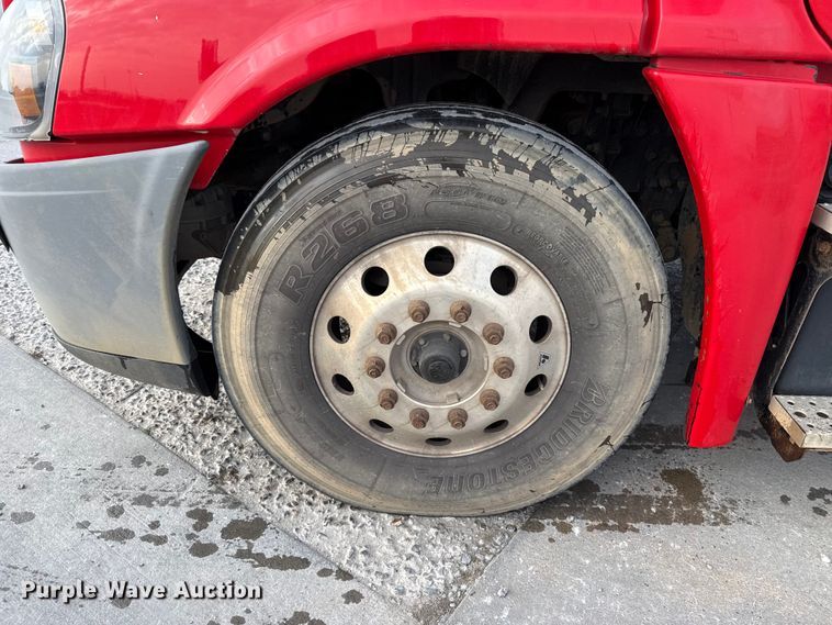 image for item DW5071 2017 Freightliner Cascadia semi truck