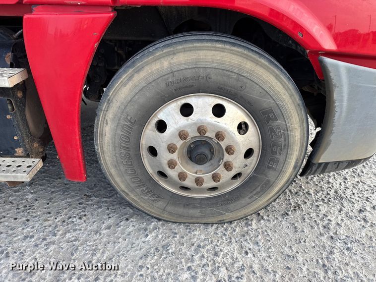 image for item DW5071 2017 Freightliner Cascadia semi truck