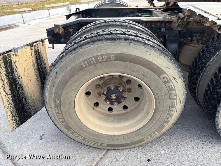 image for item DW5071 2017 Freightliner Cascadia semi truck