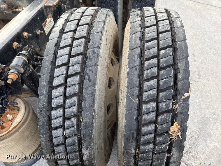 image for item DW5071 2017 Freightliner Cascadia semi truck