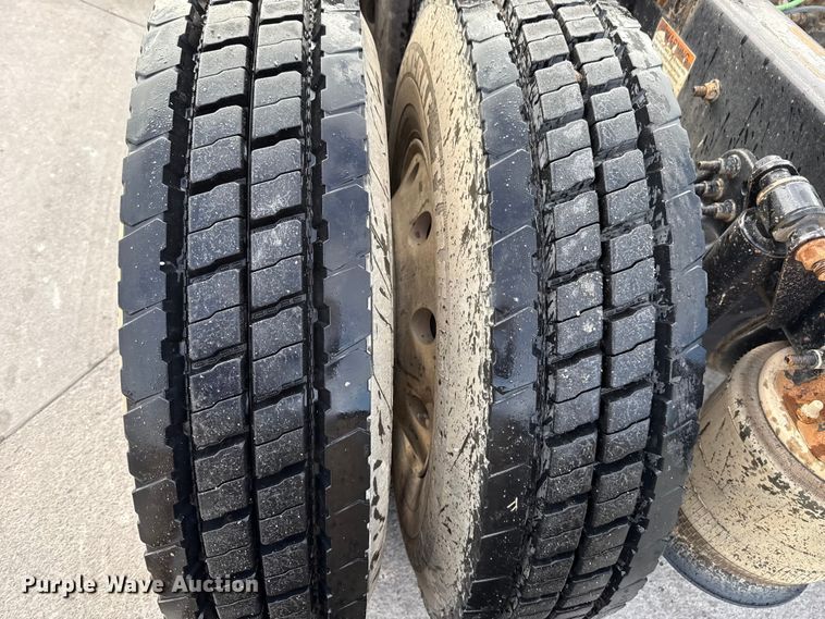 image for item DW5071 2017 Freightliner Cascadia semi truck