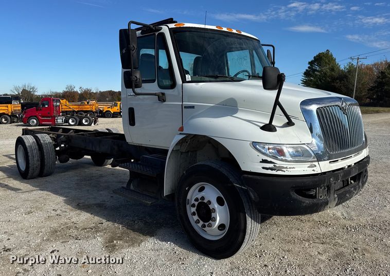 image for item DW6676 2010 International 4300 truck cab and chassis