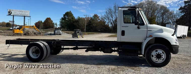 image for item DW6676 2010 International 4300 truck cab and chassis
