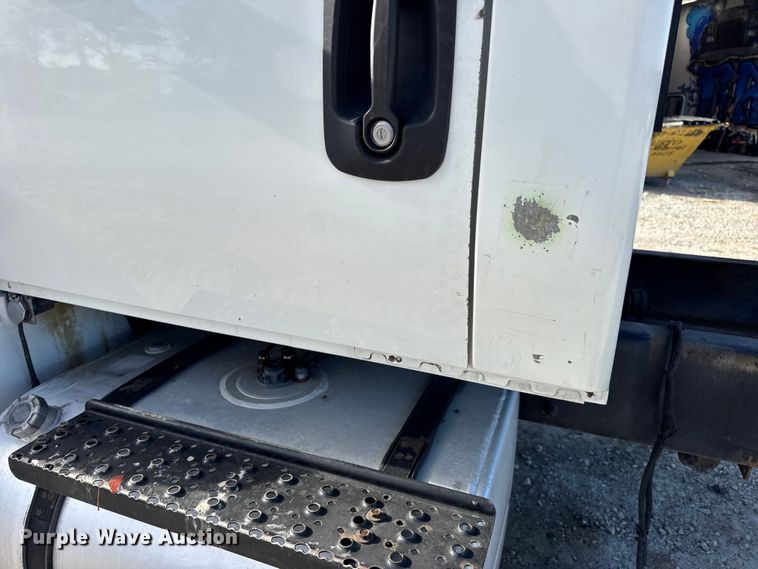 image for item DW6676 2010 International 4300 truck cab and chassis