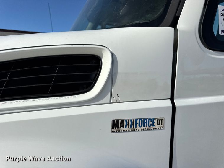 image for item DW6676 2010 International 4300 truck cab and chassis