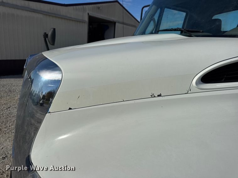 image for item DW6676 2010 International 4300 truck cab and chassis