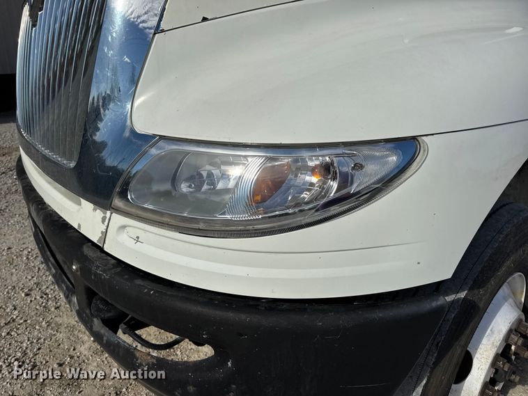 image for item DW6676 2010 International 4300 truck cab and chassis