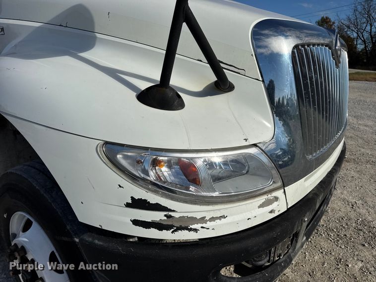 image for item DW6676 2010 International 4300 truck cab and chassis