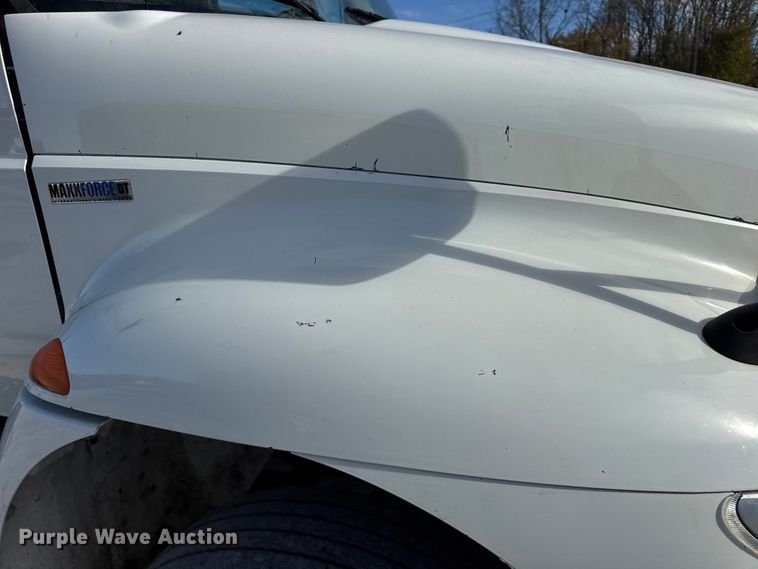 image for item DW6676 2010 International 4300 truck cab and chassis