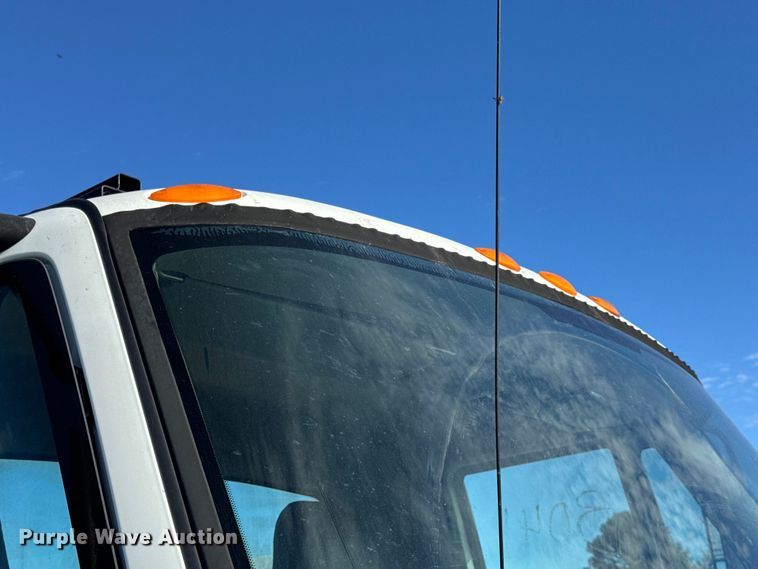 image for item DW6676 2010 International 4300 truck cab and chassis