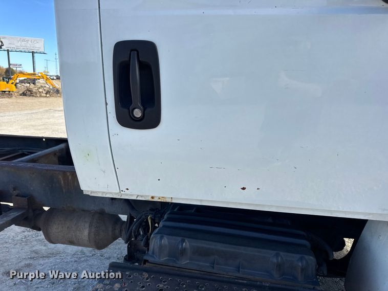 image for item DW6676 2010 International 4300 truck cab and chassis