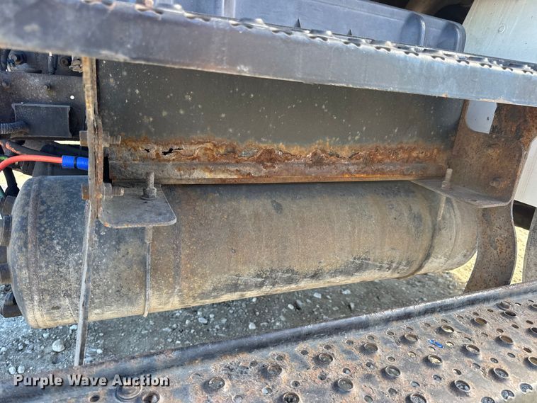 image for item DW6676 2010 International 4300 truck cab and chassis