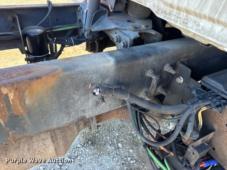 image for item DW6676 2010 International 4300 truck cab and chassis