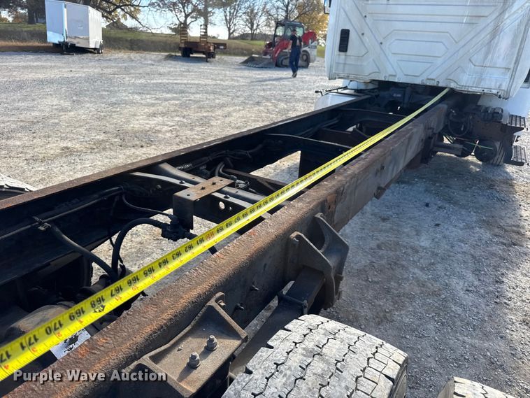 image for item DW6676 2010 International 4300 truck cab and chassis