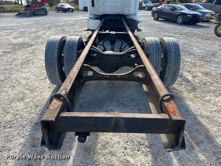 image for item DW6676 2010 International 4300 truck cab and chassis