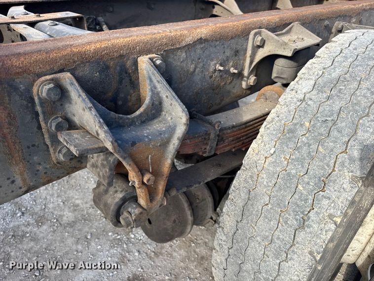 image for item DW6676 2010 International 4300 truck cab and chassis