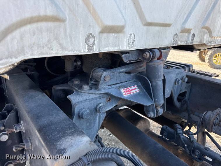 image for item DW6676 2010 International 4300 truck cab and chassis