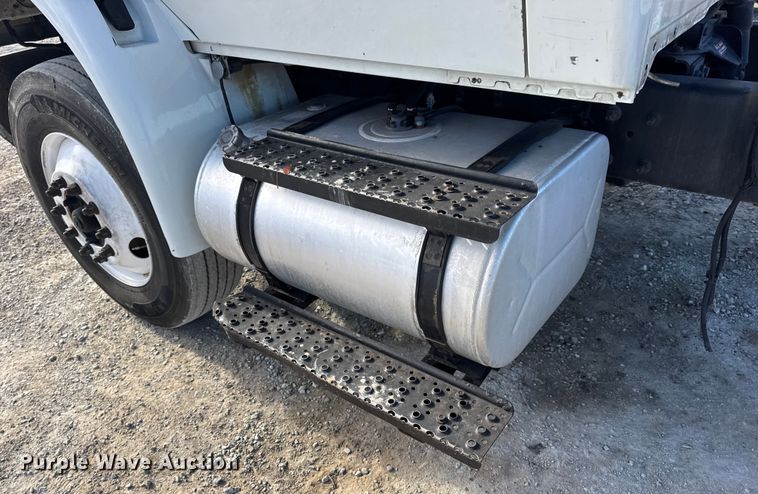 image for item DW6676 2010 International 4300 truck cab and chassis