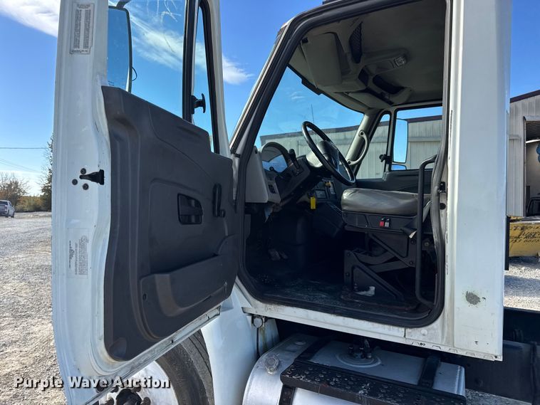 image for item DW6676 2010 International 4300 truck cab and chassis