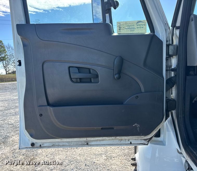 image for item DW6676 2010 International 4300 truck cab and chassis