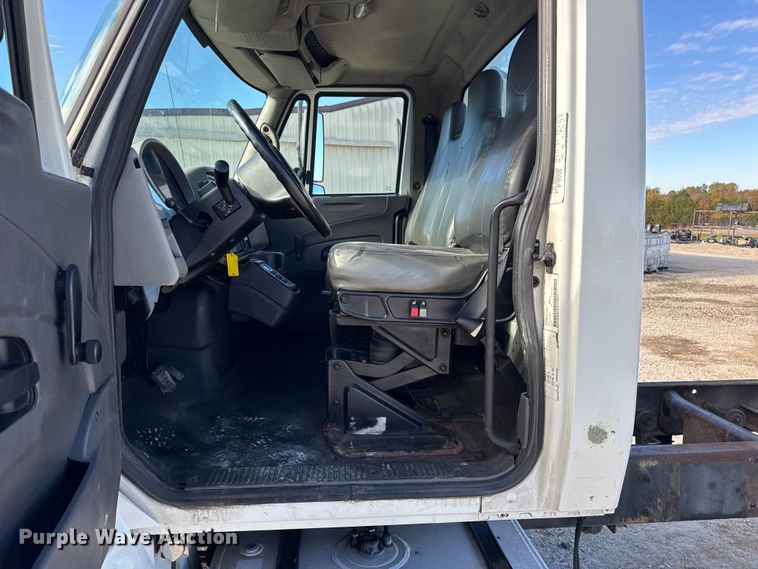 image for item DW6676 2010 International 4300 truck cab and chassis