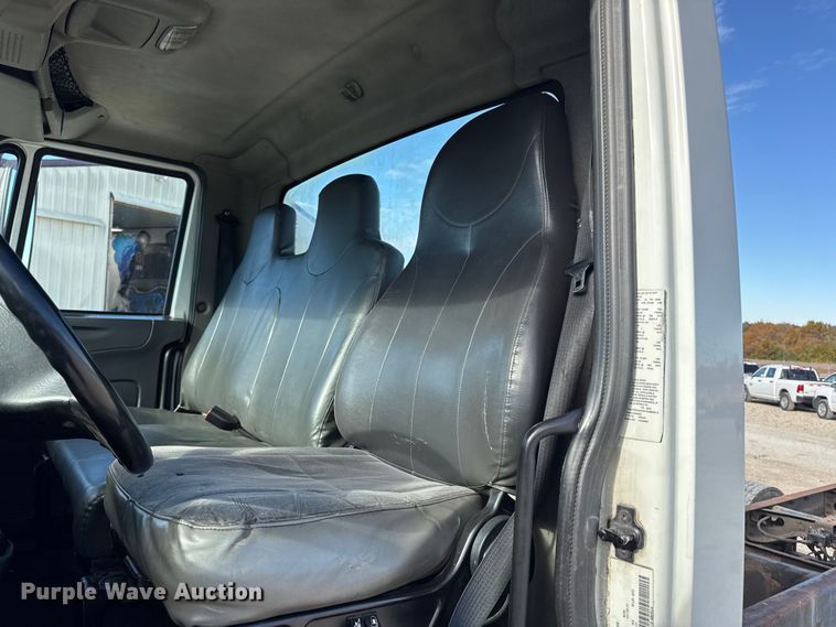 image for item DW6676 2010 International 4300 truck cab and chassis