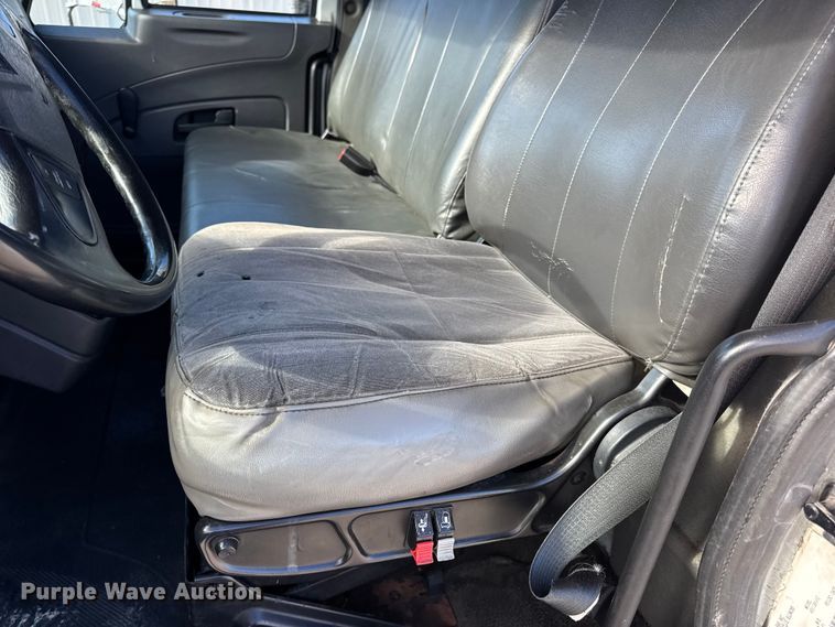 image for item DW6676 2010 International 4300 truck cab and chassis